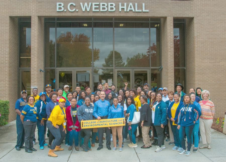 CAES CELEBRATES ALUMNI WITH HOMECOMING COOKOUT