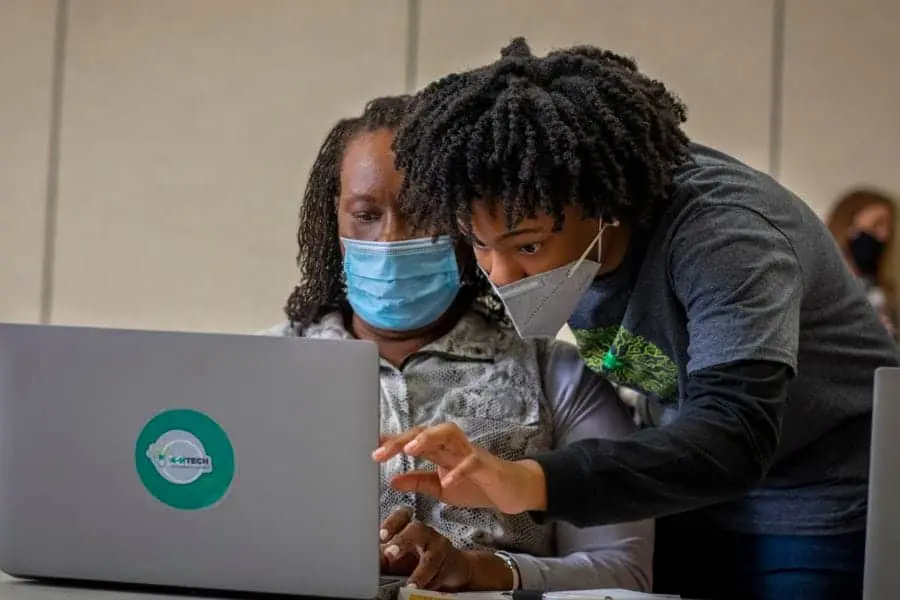 4-H Tech Changemakers help adults become tech savvy